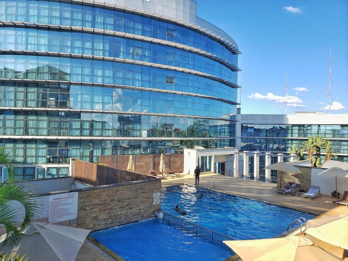The Boma Nairobi Hotel Buitenkant foto The pool at the hotel