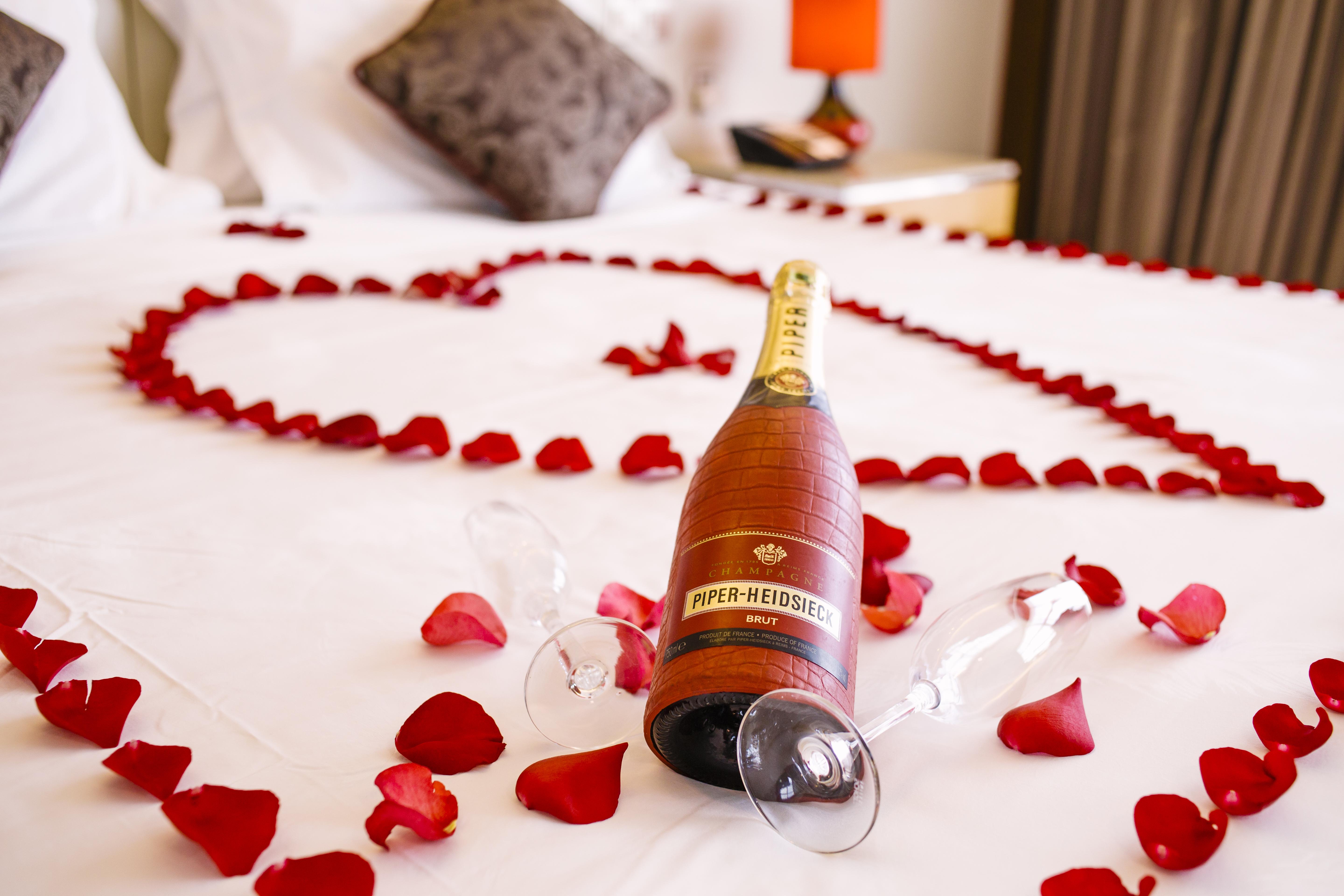 The Boma Nairobi Hotel Buitenkant foto A bottle of champagne and rose petals on a bed