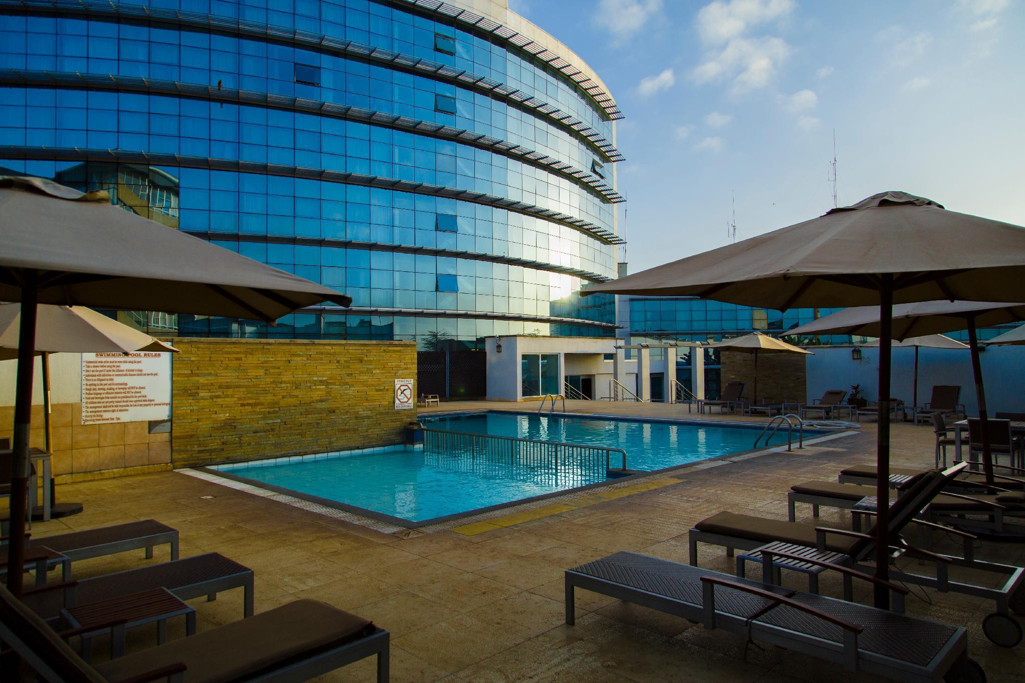The Boma Nairobi Hotel Buitenkant foto The pool at the hotel