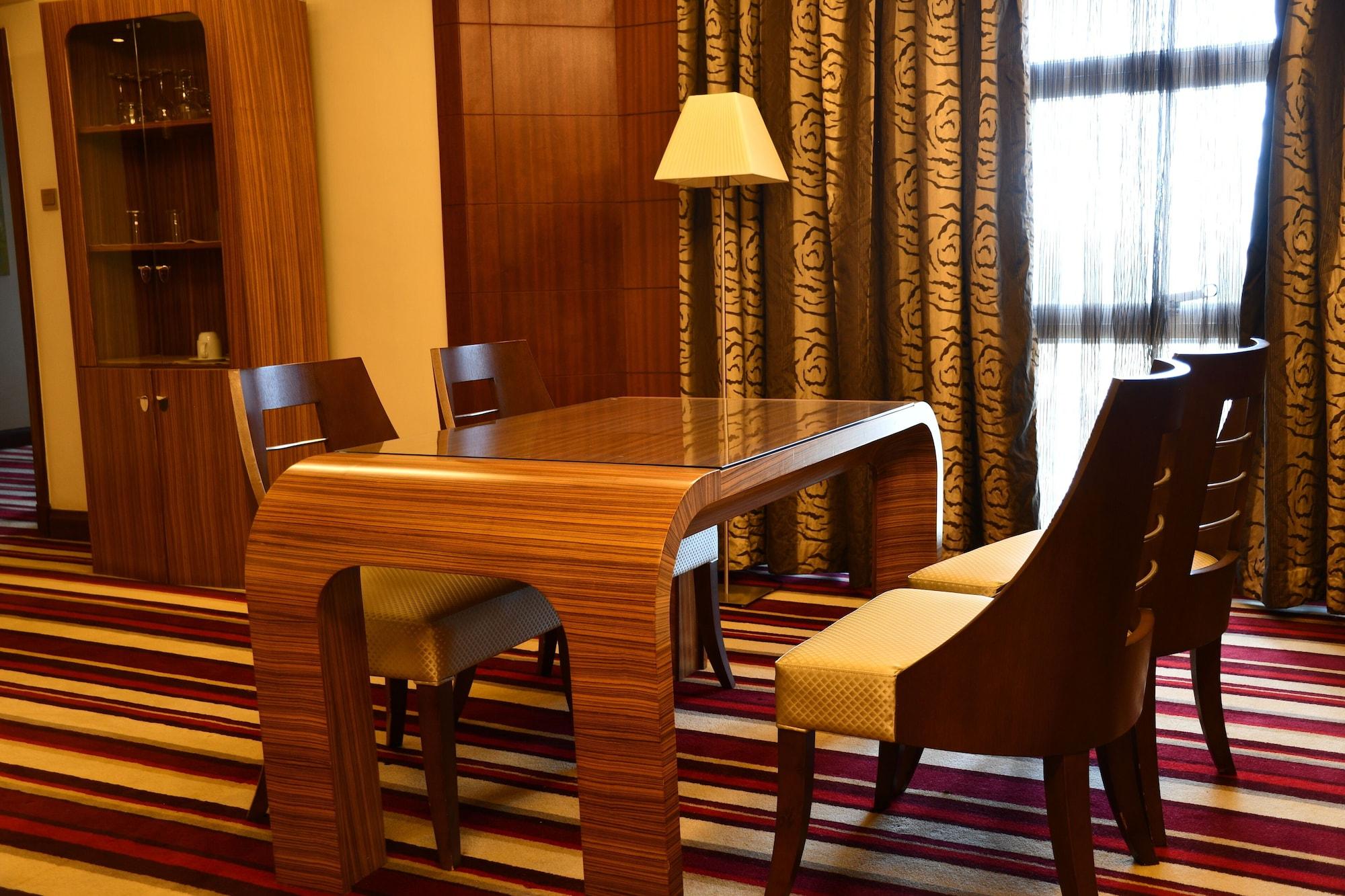 The Boma Nairobi Hotel Buitenkant foto A table and chairs