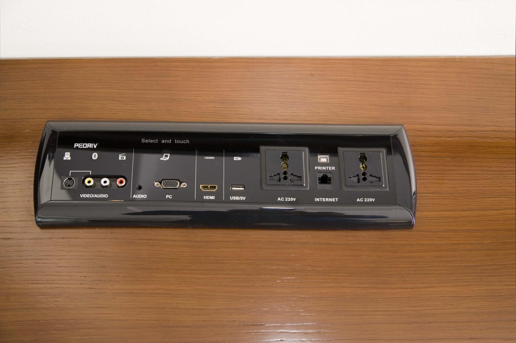 The Boma Nairobi Hotel Buitenkant foto A table-mounted power strip