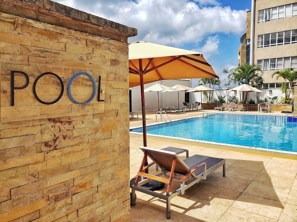 The Boma Nairobi Hotel Buitenkant foto The pool at the hotel