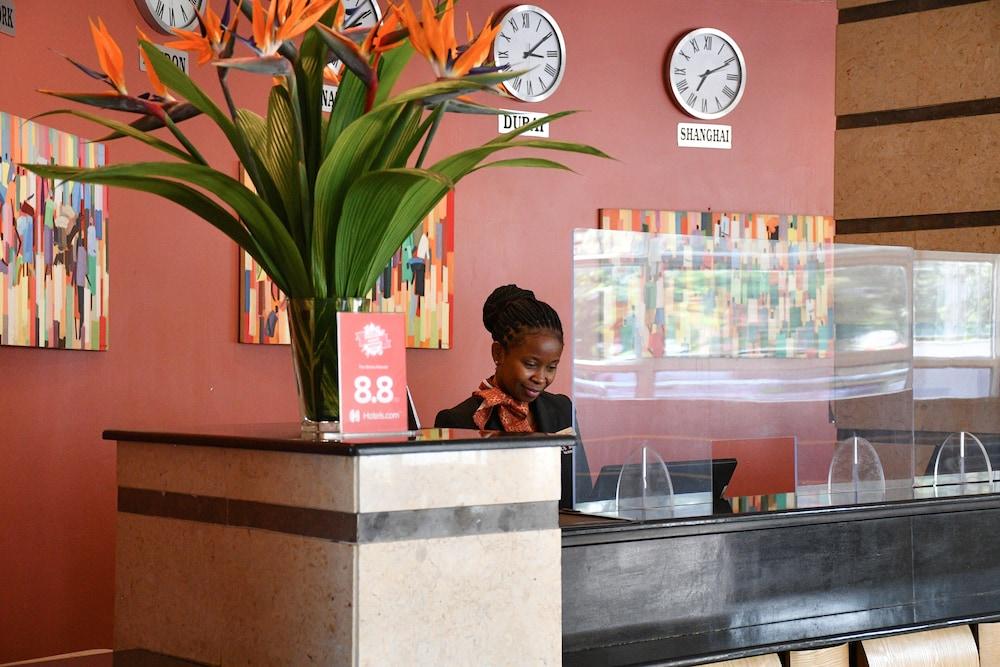 The Boma Nairobi Hotel Buitenkant foto A hotel receptionist in Kenya